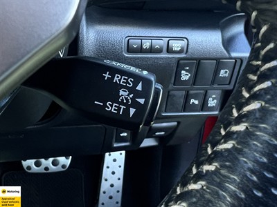 2013 Lexus IS 300h - Thumbnail