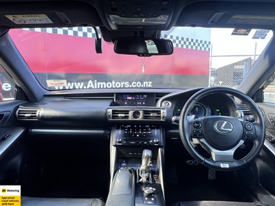 2013 Lexus IS 300h - Thumbnail