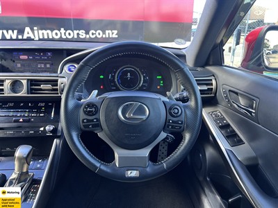 2013 Lexus IS 300h - Thumbnail