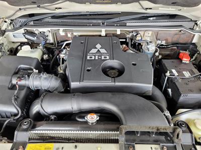 2013 Mitsubishi Pajero - Thumbnail