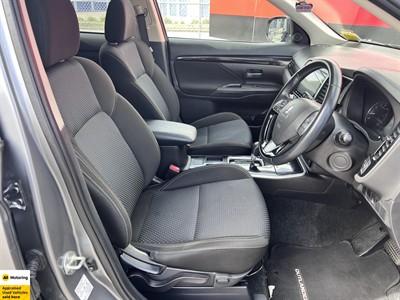 2021 Mitsubishi Outlander - Thumbnail