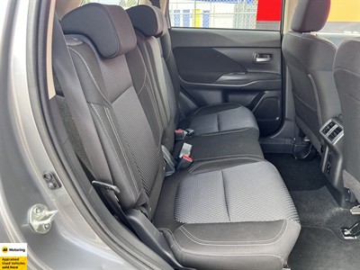 2021 Mitsubishi Outlander - Thumbnail