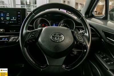 2017 Toyota C-HR - Thumbnail