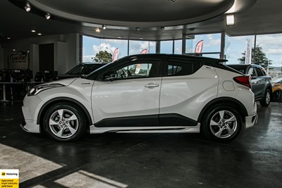 2017 Toyota C-HR - Thumbnail