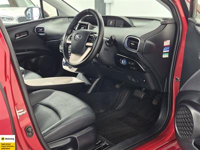 2016 Toyota Prius - Thumbnail
