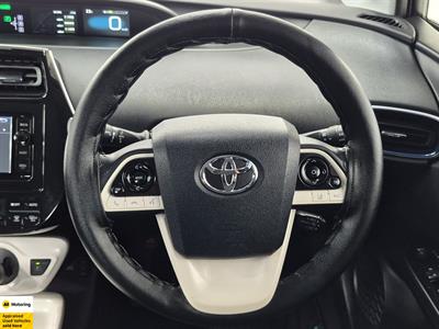 2016 Toyota Prius - Thumbnail