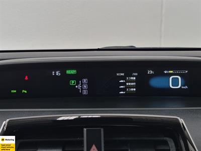 2016 Toyota Prius - Thumbnail