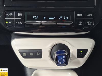 2016 Toyota Prius - Thumbnail