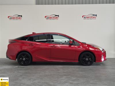 2016 Toyota Prius - Thumbnail