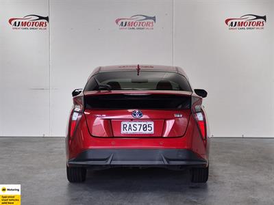 2016 Toyota Prius - Thumbnail