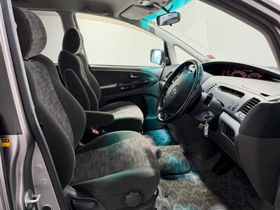 2005 Toyota Estima - Thumbnail