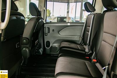 2017 Nissan Serena - Thumbnail