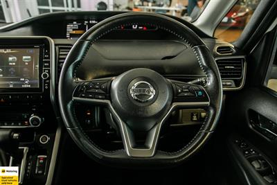 2017 Nissan Serena - Thumbnail