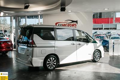 2017 Nissan Serena - Thumbnail