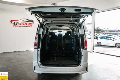 2017 Nissan Serena - Thumbnail