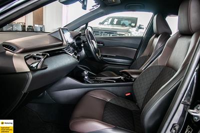 2017 Toyota C-HR - Thumbnail