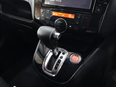 2015 Nissan Serena - Thumbnail