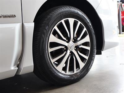 2015 Nissan Serena - Thumbnail