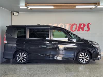 2017 Nissan Serena - Thumbnail