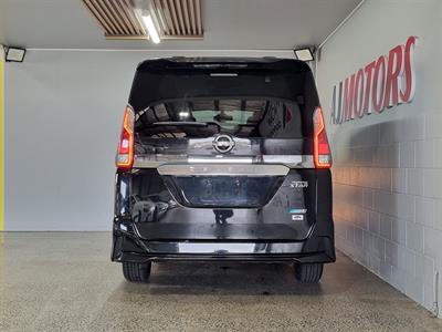 2017 Nissan Serena - Thumbnail