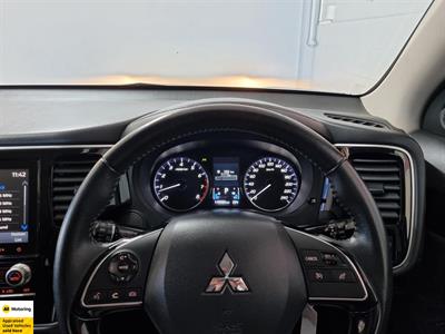 2020 Mitsubishi Outlander - Thumbnail