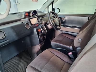 2013 Toyota Porte - Thumbnail