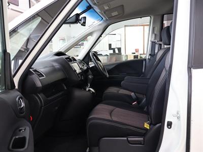 2016 Nissan Serena - Thumbnail
