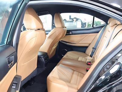 2015 Lexus IS 300h - Thumbnail