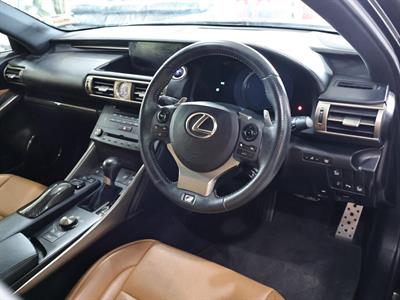 2015 Lexus IS 300h - Thumbnail