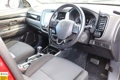 2022 Mitsubishi Outlander - Thumbnail