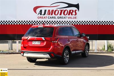 2022 Mitsubishi Outlander - Thumbnail