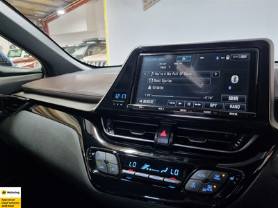 2017 Toyota C-HR - Thumbnail