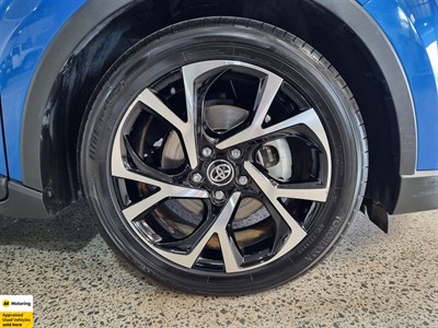 2017 Toyota C-HR - Thumbnail