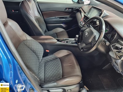 2017 Toyota C-HR - Thumbnail