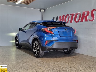 2017 Toyota C-HR - Thumbnail