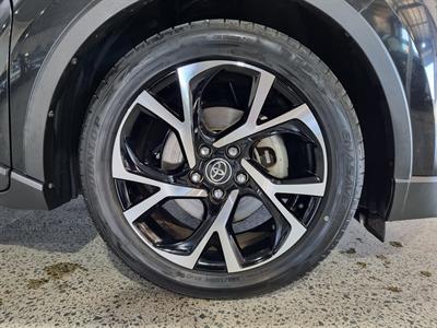 2017 Toyota C-HR - Thumbnail