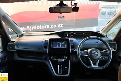 2017 Nissan Serena - Thumbnail