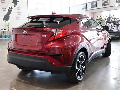 2017 Toyota C-HR - Thumbnail