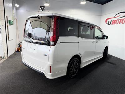 2015 Toyota Esquire - Thumbnail