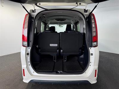 2015 Toyota Esquire - Thumbnail