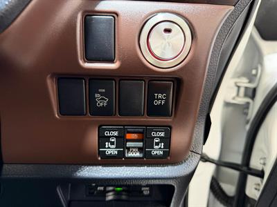 2015 Toyota Esquire - Thumbnail