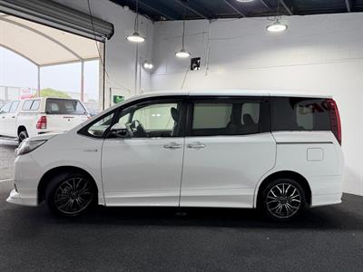 2015 Toyota Esquire - Thumbnail