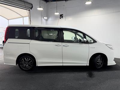 2015 Toyota Esquire - Thumbnail