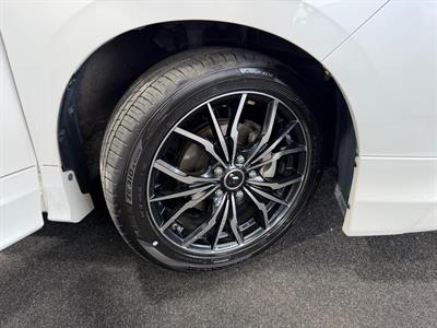 2015 Toyota Esquire - Thumbnail