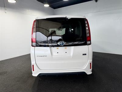 2015 Toyota Esquire - Thumbnail