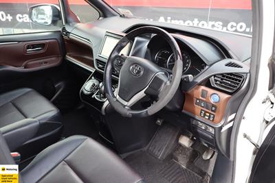 2015 Toyota Esquire - Thumbnail