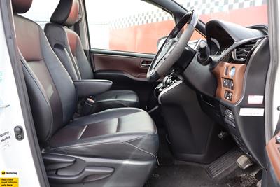 2015 Toyota Esquire - Thumbnail