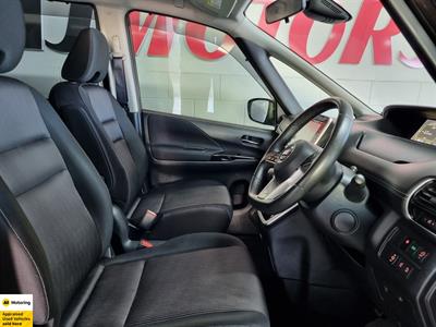 2016 Nissan Serena - Thumbnail