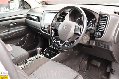 2022 Mitsubishi Outlander - Thumbnail