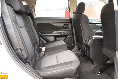 2022 Mitsubishi Outlander - Thumbnail